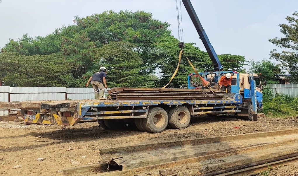 FLATBED TRUCK WITH CRANE